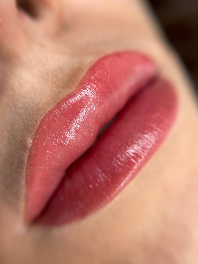 צילום מקרוב של שפתיים אדמדמות